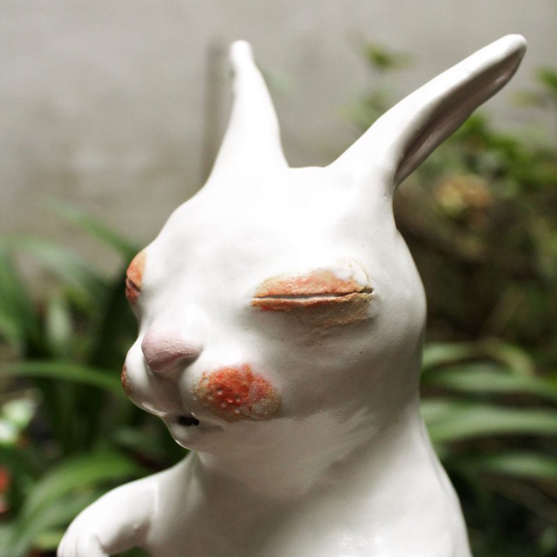 Ceramic lapin sculpture